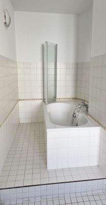 geräumiges Wannenbad