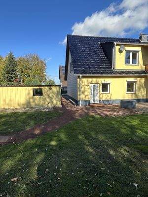 Ansicht mit Weg zum Gartenhaus