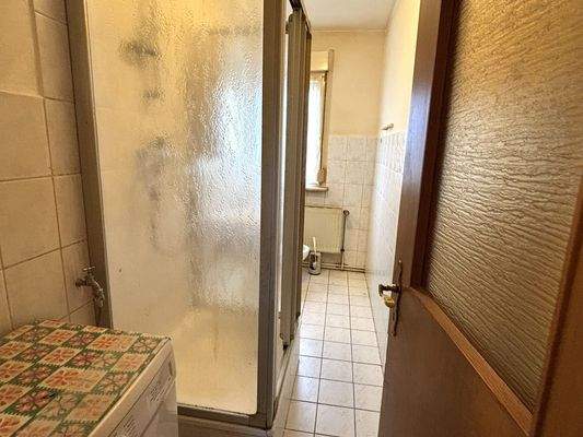 Duschbad mit Waschmaschinenanschluss