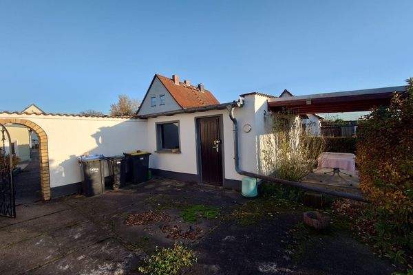 Seiteneingang zur Garage / Terrassenplatz