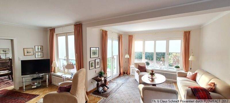 Stilvolles Wohnzimmer mit Parkettfußboden