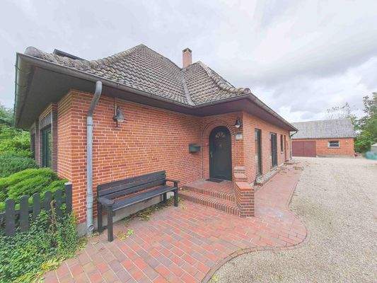 Mit Klönschnackbank vor der Eingangstür