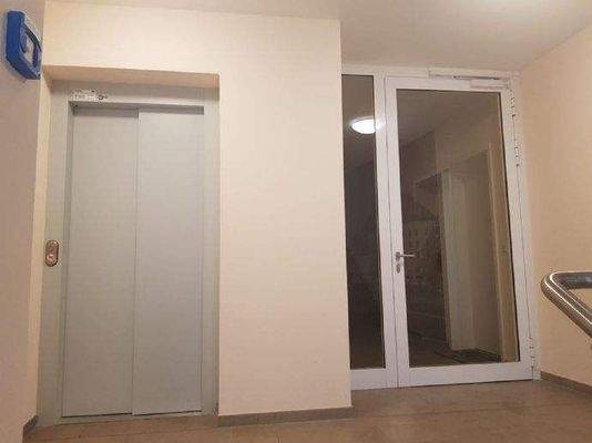 Treppenhaus mit Fahrstuhl