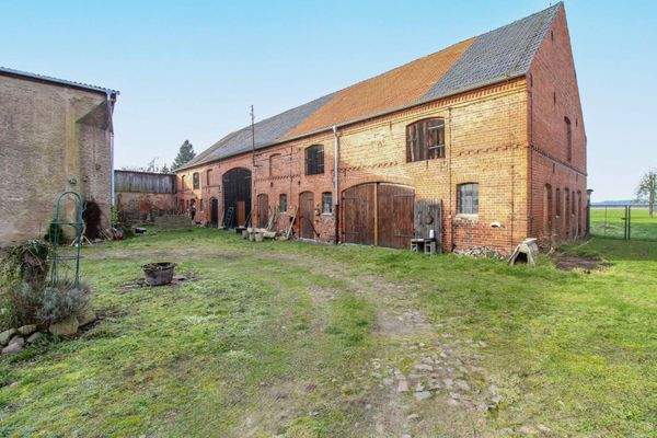 Großes Stallgebäude