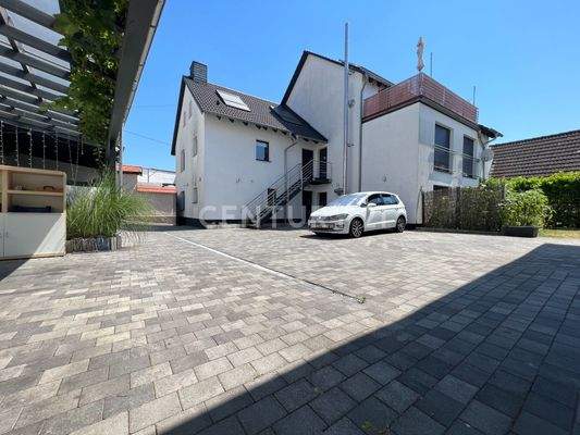 Eingangsbereich und Stellplätze