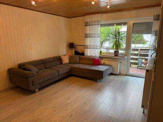 Wohnzimmer mit Zugang zum Balkon