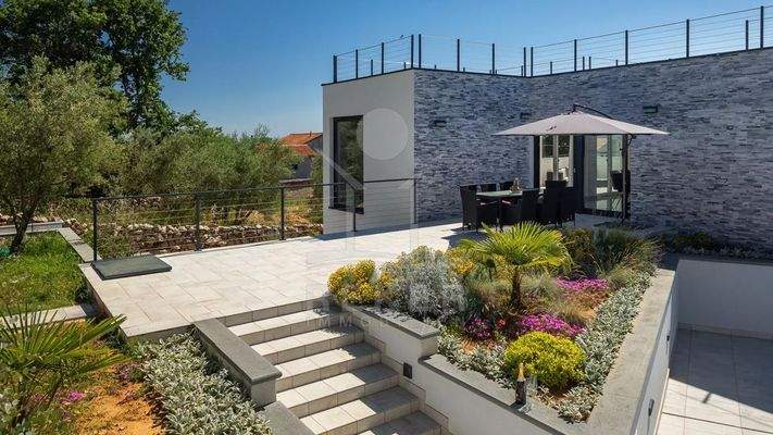 Entspannungsoase mit Pool und Terrasse