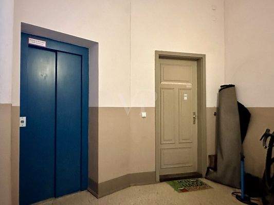 Aufzug mit Wohnungseingangstür