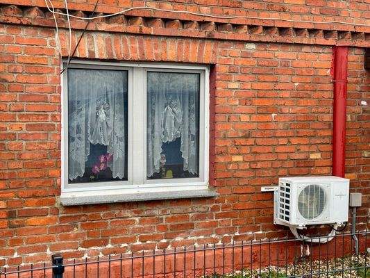 Detail Fenster und Klimagerät