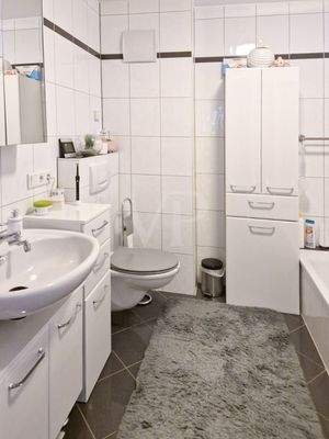 Badezimmer mit Wanne und Dusche I