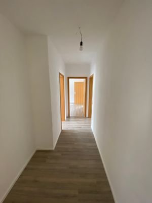 Flur Blick v. Eingang in Wohnung Foto 2.JPG