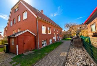 Eingang mit Gartenhäuschen