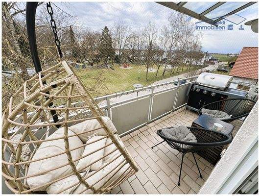 Sonniger Balkon mit Blick ins Grüne 