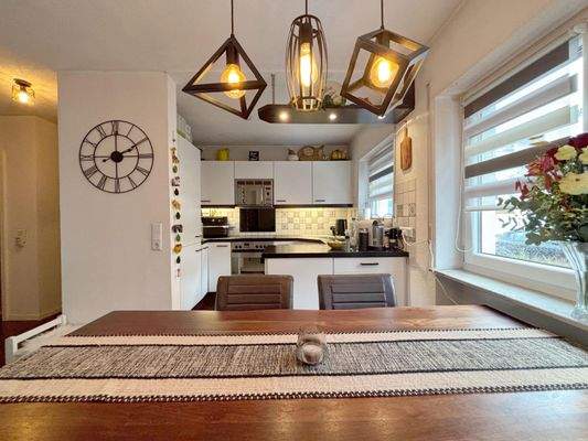 Blick auf die Küche und den Essbereich