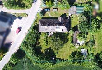 Das Baugrundstück mit Altbestand und den Grenzen