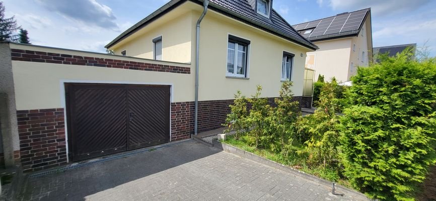 Hausansicht mit Garage