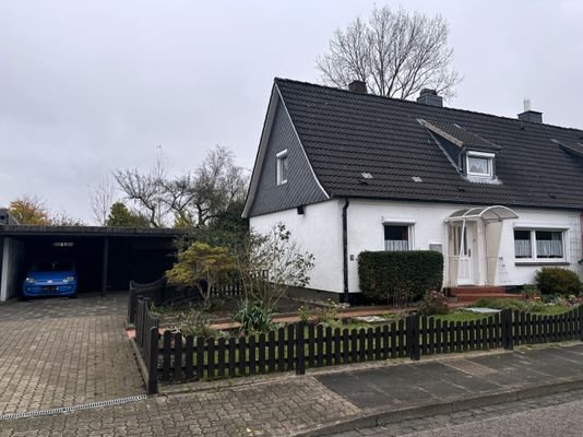 Hausansicht mit Doppelcarport