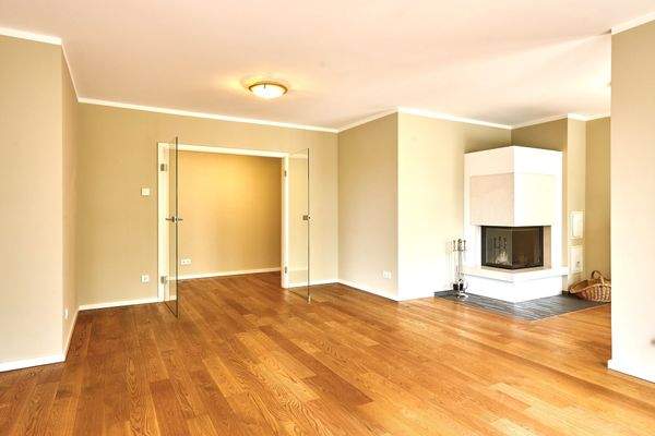 Wohnzimmer mit Flügeltür