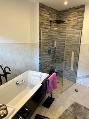 Dusche und Badewanne