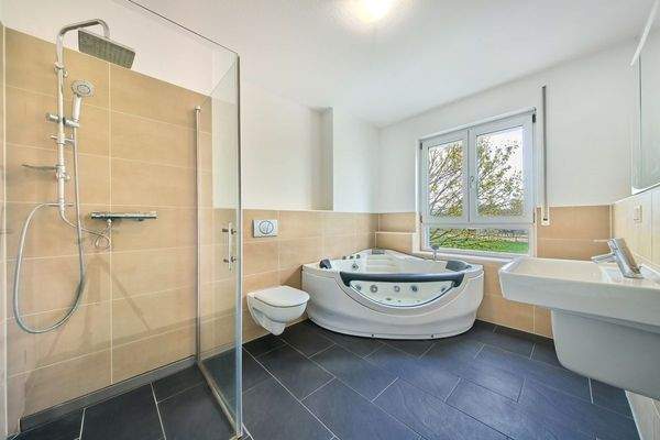 1st Floor: Full bathroom with whirlpool