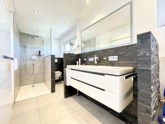 Badezimmer mit modernem Waschtisch