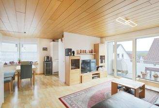 Moderne, offene Raumgestaltung im Wohn- und Esszimmer mit Einbauküche