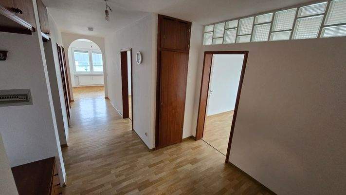 Großzügige Wohnung Flur