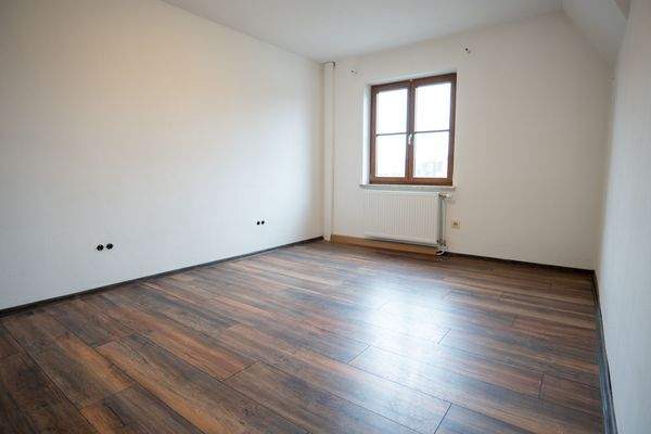 Schlafzimmer 1 OG.jpg