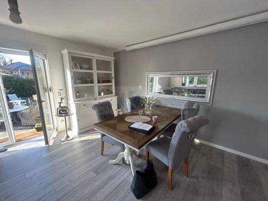 lichtdurchfluteter Essbereich