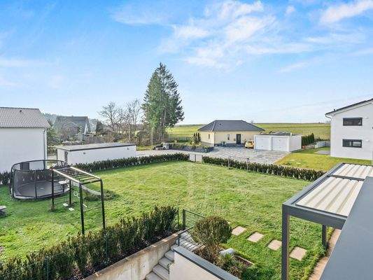 Blick in den Garten / Grundsteilung ist möglich