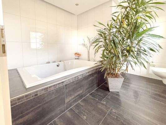 Badezimmer im EG mit Badewanne