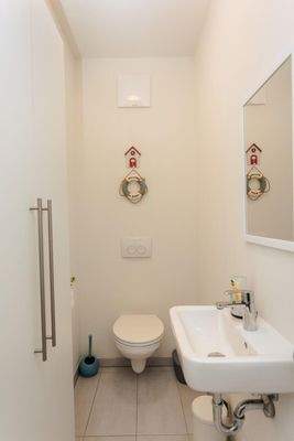 extra WC mit Handwaschbecken