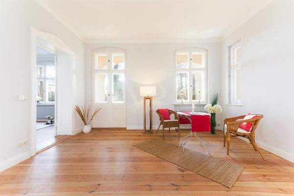 Wohnzimmer mit schönen Originaldielen