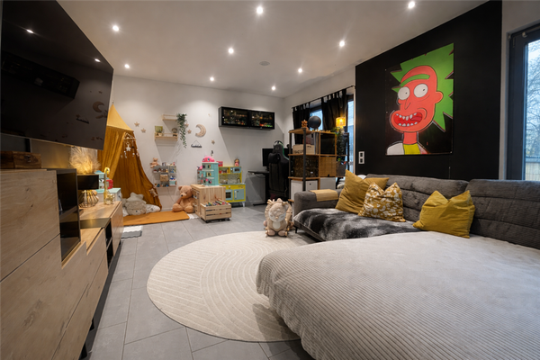 Moderne Wohnstube mit Spielbereich