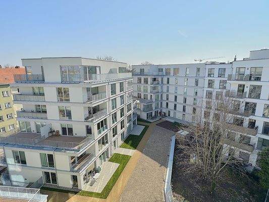 hochwertige Wohnanlage mit drei Wohnhäusern