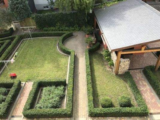 Der Garten mit Mülltonnenhaus