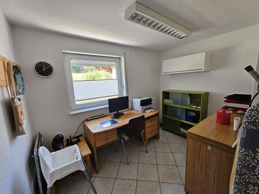 Das Arbeitszimmer im EG rechts.jpg