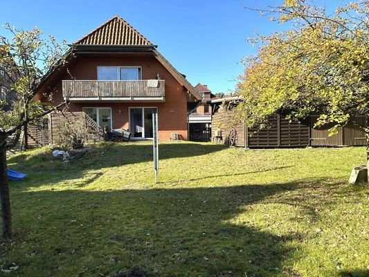 Hinterer Grundstücksbereich - Blick auf das neuere Haus (Anbau)