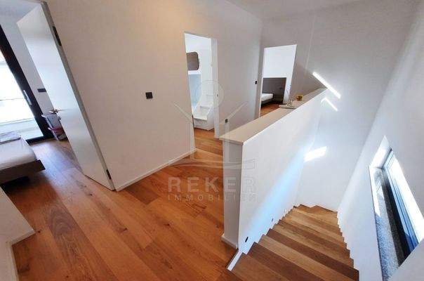 Obergeschoss: 3 Schlafzimmer & 2 Bäder & überdachte Terrasse