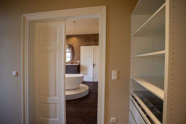 OG - Sicht von der Ankleide ins Bad