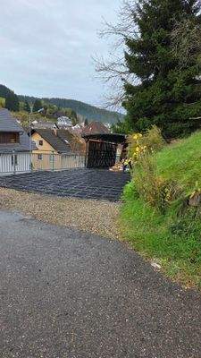 Carportstellplatz mit zwei weiteren Stellplätzen  