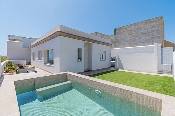 Moderne Villa mit Pool und Garage in Arafo