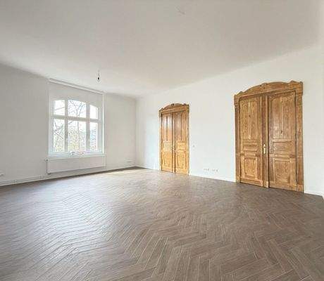 Raum 1 mit Eingangstür + Tür li zu Raum 2 / 3 / WC