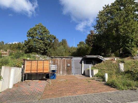 Grundstücksansicht mit Kellergeschoss