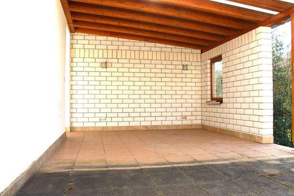 Terrasse, zum Teil überdacht