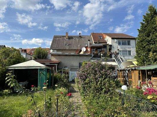 Blick auf das Wohn- und Geschäftshaus von hinten