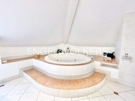 OG Badezimmer - Badewanne mit Whirlpooleigenschaft