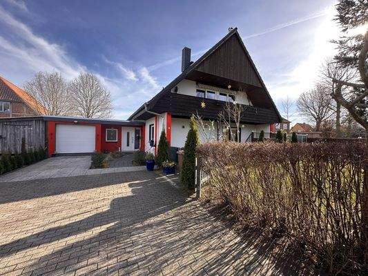 Großzügige Zufahrt zum Haus