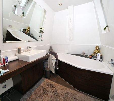 Bad mit Fenster, Wanne u. Dusche im DG