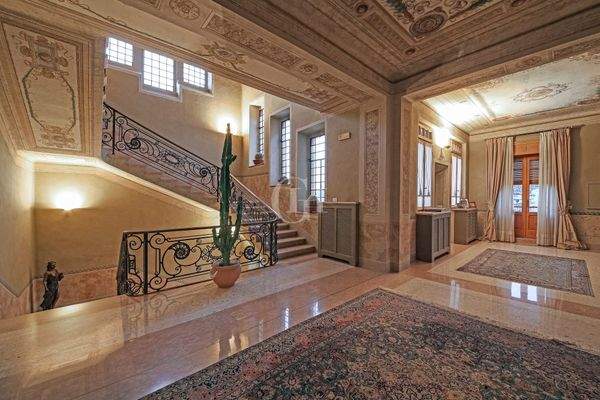 Eingang im ersten stock